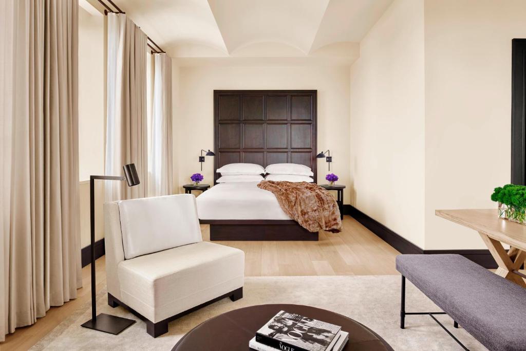 Cama ou camas em um quarto em The New York EDITION