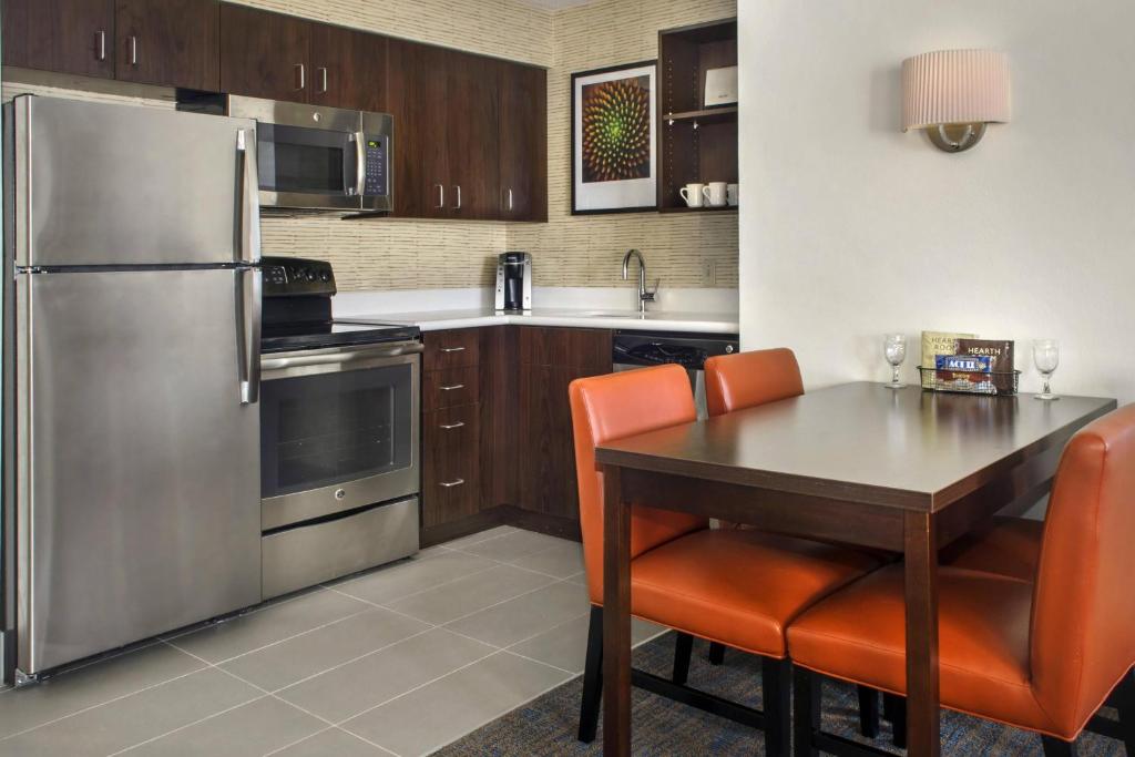 Residence Inn Pittsburgh Cranberry Township - 带沙发床的大号床一室公寓