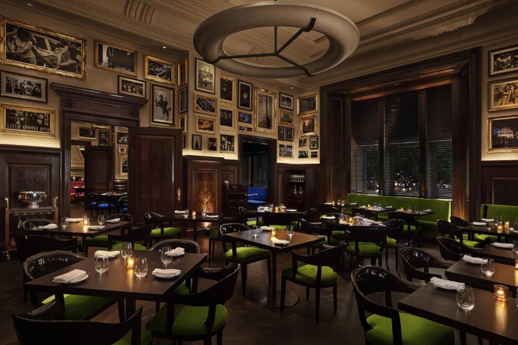Um restaurante ou outro lugar para comer em The New York EDITION