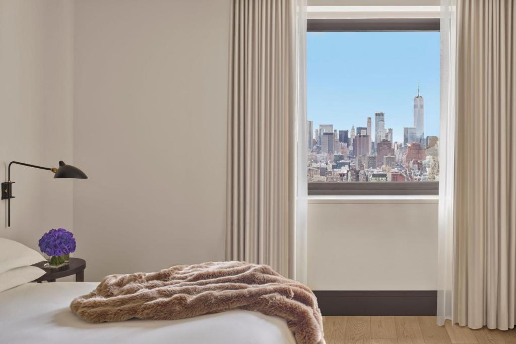 Cama ou camas em um quarto em The New York EDITION