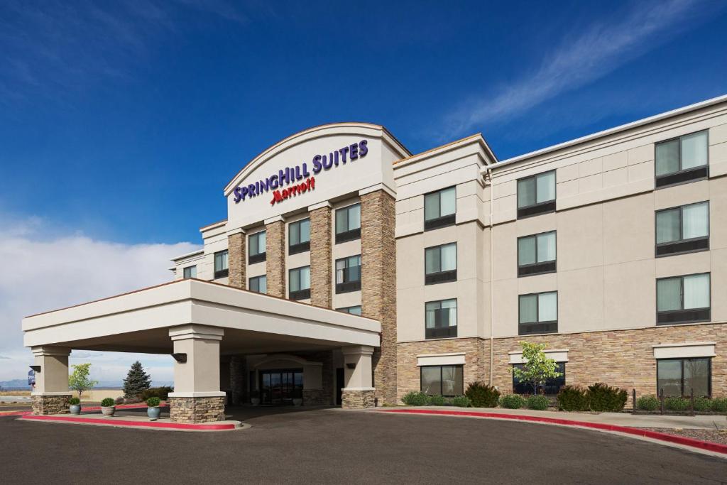 une représentation de l'avant d'un hôtel dans l'établissement SpringHill Suites by Marriott Denver Airport, à Denver