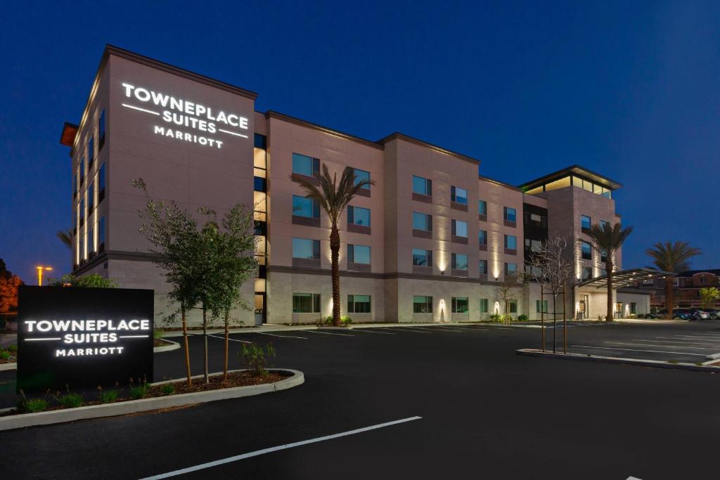 um edifício com um parque de estacionamento em frente em TownePlace Suites by Marriott San Diego Central em San Diego