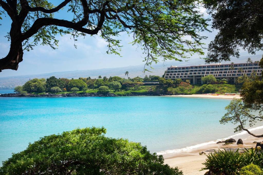 een uitzicht op een strand met een hotel op de achtergrond bij Mauna Kea Beach Hotel, Autograph Collection in Hapuna Beach