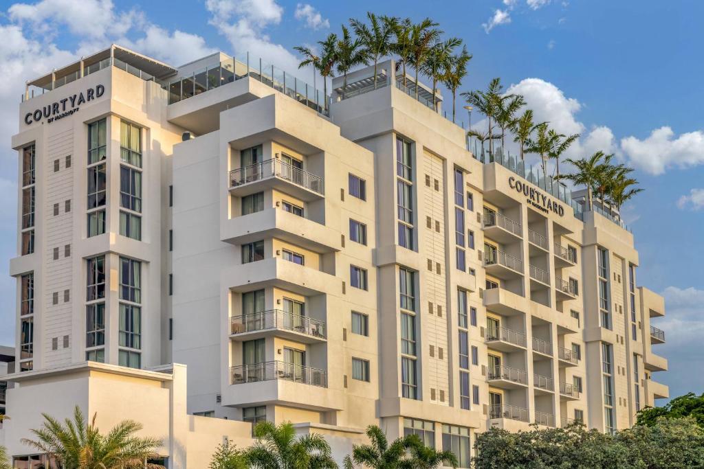 un edificio con palmeras encima en Courtyard by Marriott Fort Lauderdale Downtown en Fort Lauderdale