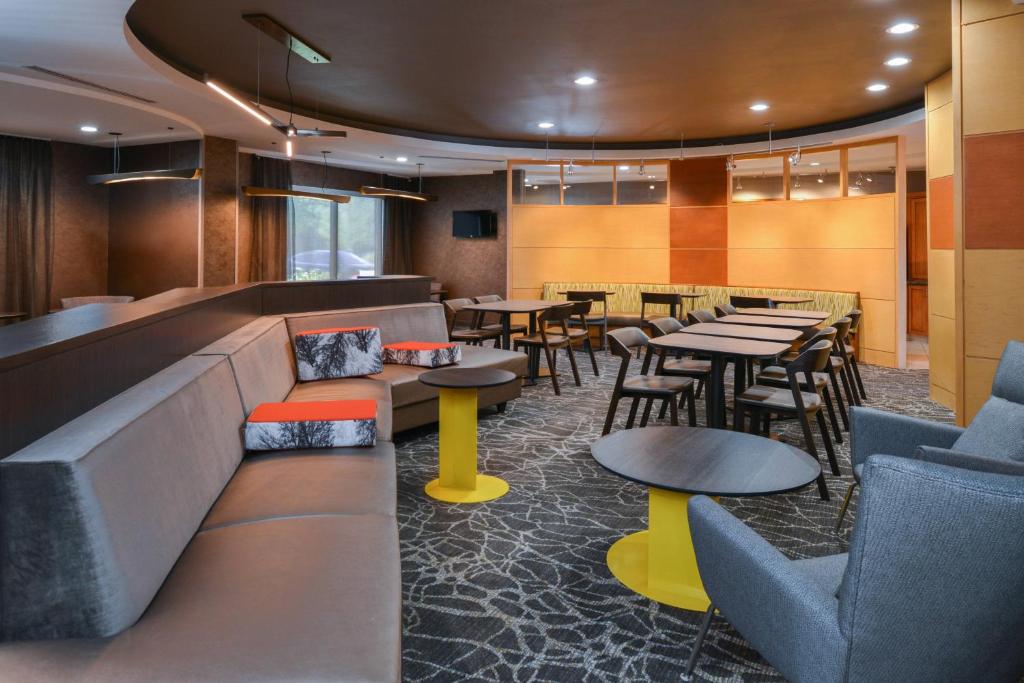 a dining room with tables and chairs and tablesktop at SpringHill Suites by Marriott Lancaster Palmdale in Lancaster