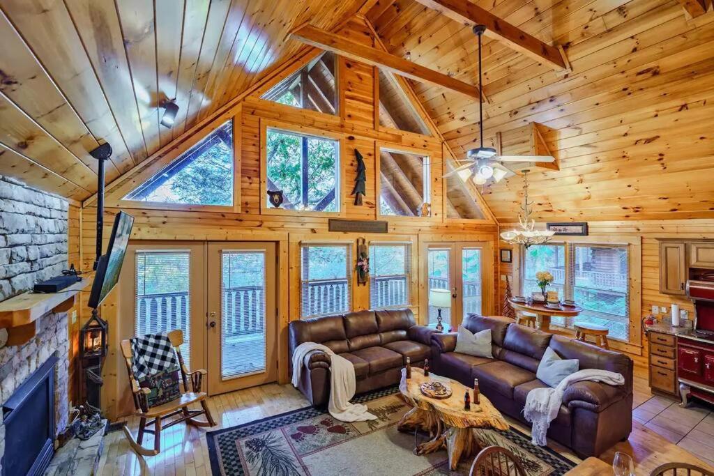 un soggiorno con divano e camino di Stunning Mountain Cabin w/ Views a Gatlinburg