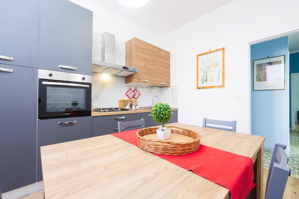 A kitchen or kitchenette at La Casa di Annale'
