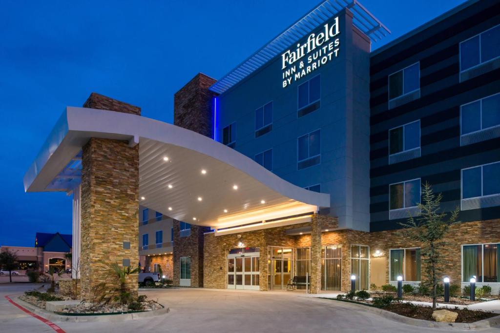 een weergave van de voorkant van een hotel 's nachts bij Fairfield Inn & Suites by Marriott Fort Worth Southwest at Cityview in Fort Worth