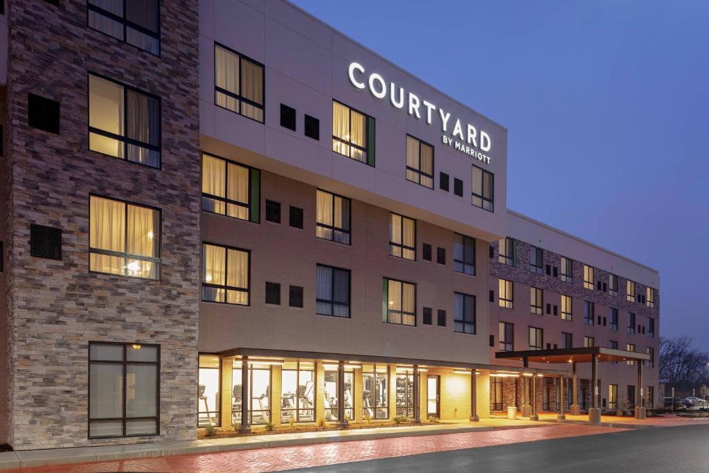 Courtyard Cincinnati Mason في ماسون: تقديم ساحة الفندق في الليل