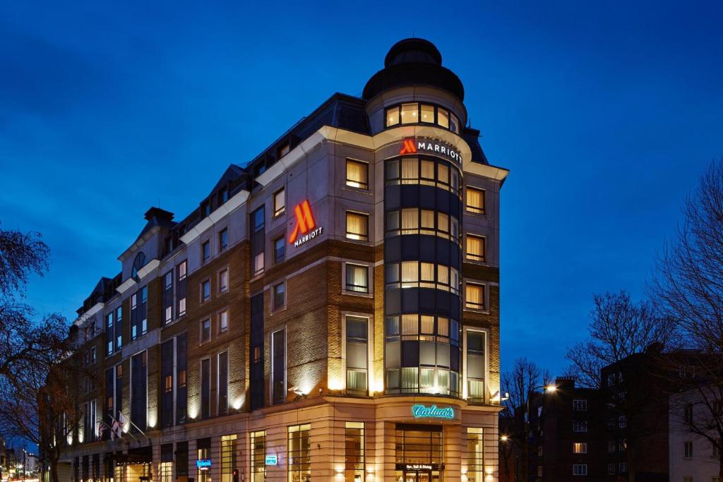 ein Gebäude mit einer Uhr darüber in der Unterkunft London Marriott Maida Vale in London