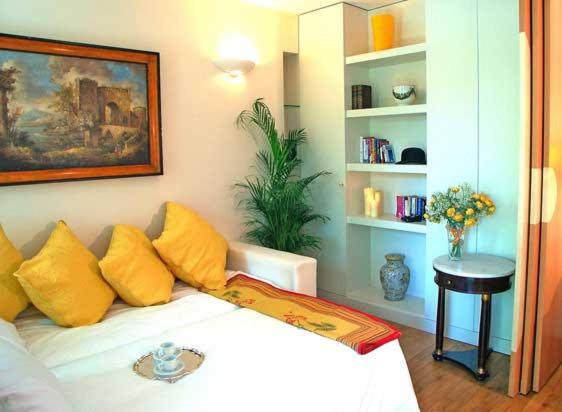 ein Wohnzimmer mit einem weißen Sofa und gelben Kissen in der Unterkunft apartment in sharm in Sharm El Sheikh