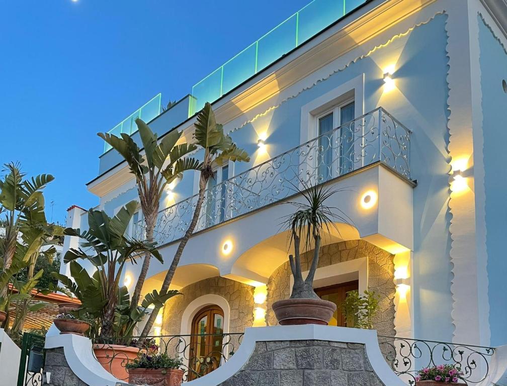 un bâtiment blanc avec des plantes devant lui dans l'établissement Hotel Villa Sirena - Thermae & SPA, à Ischia