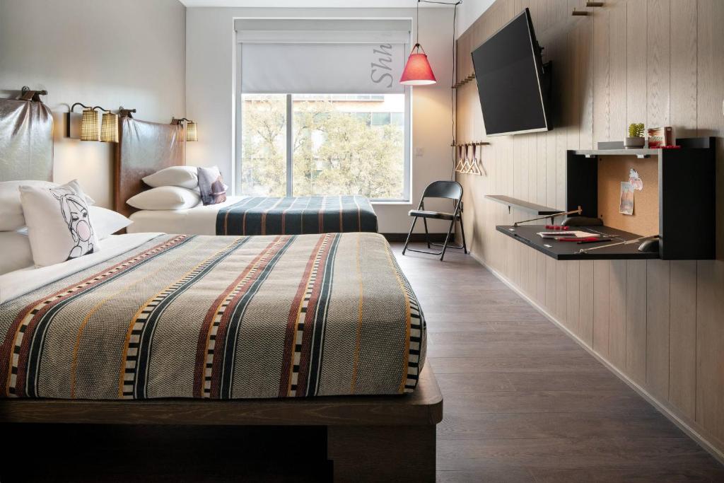 Postel nebo postele na pokoji v ubytování Moxy Austin - University