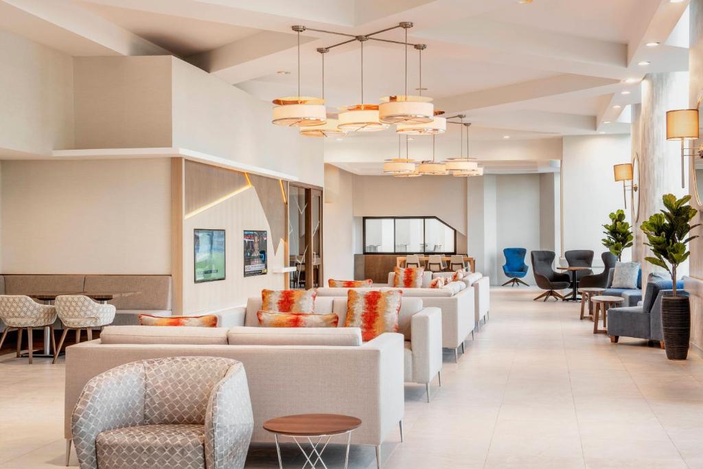 een lobby met banken, stoelen en tafels bij Delta Hotels by Marriott St. John's Conference Centre in St. John's