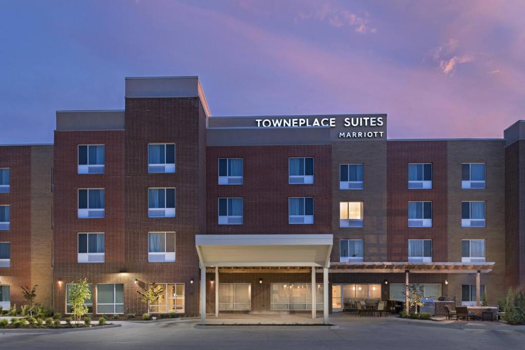 una representación de la parte delantera de un hotel en TownePlace Suites by Marriott Columbia, en Columbia