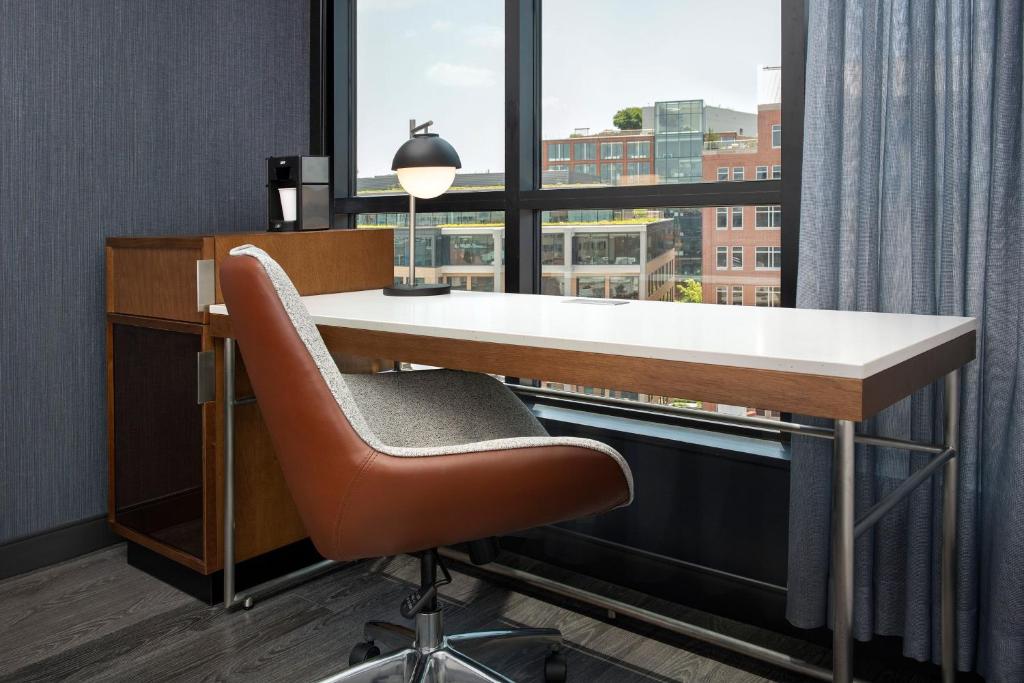 Courtyard by Marriott Washington, DC Dupont Circle - King Room - High Floor