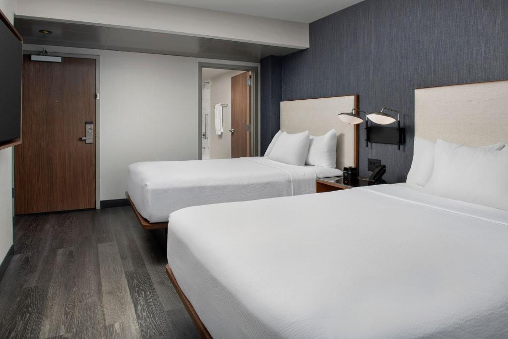 Postel nebo postele na pokoji v ubytování Courtyard by Marriott Washington, DC Dupont Circle