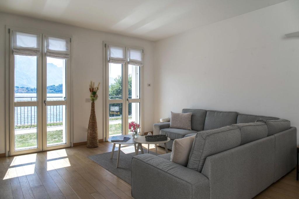 a living room with a couch and a table at Casa Divina - Cadenabbia in Griante Cadenabbia