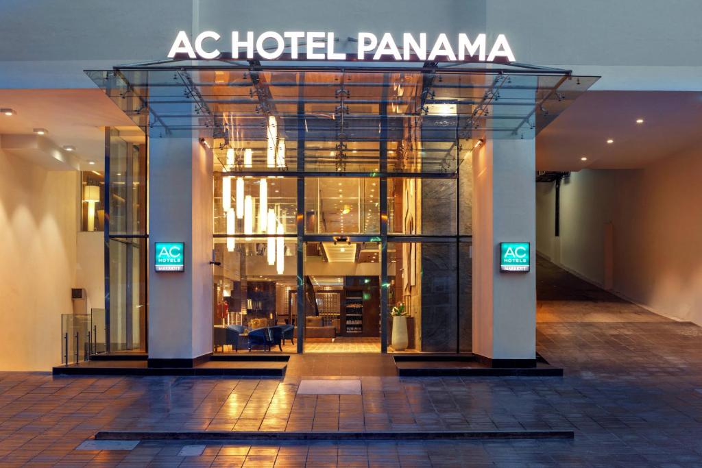AC Hotel by Marriott Panama City في مدينة باناما: مبنى مع علامة تقرأ ac hotel pamanca