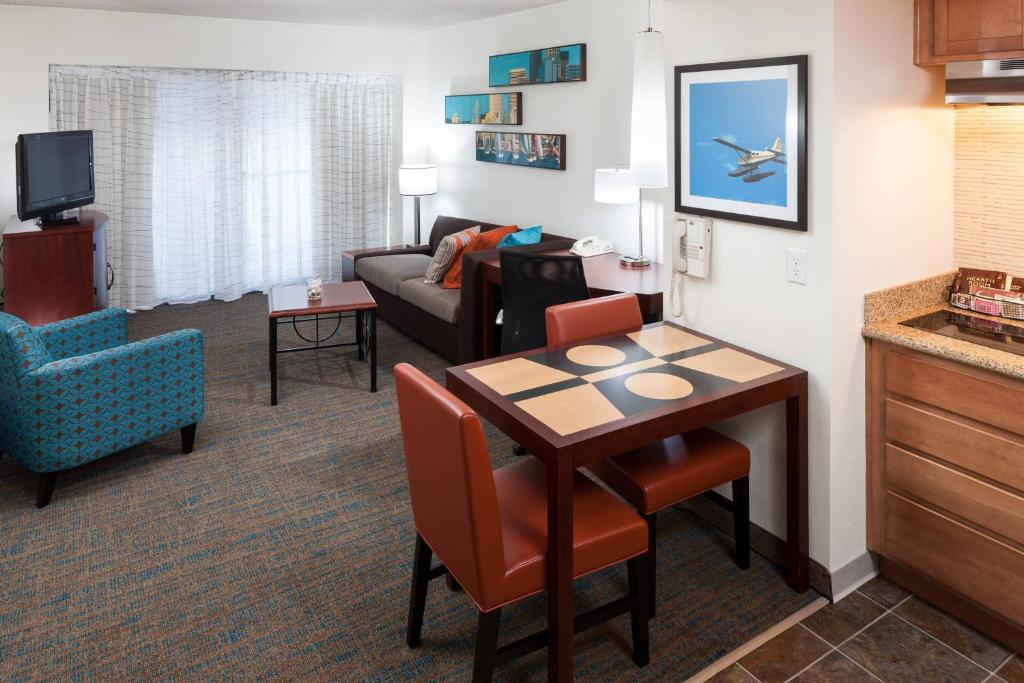 Residence Inn by Marriott Seattle Downtown/Lake Union - One-Bedroom King Suite With Sofa Bed, Lake View, Balcony