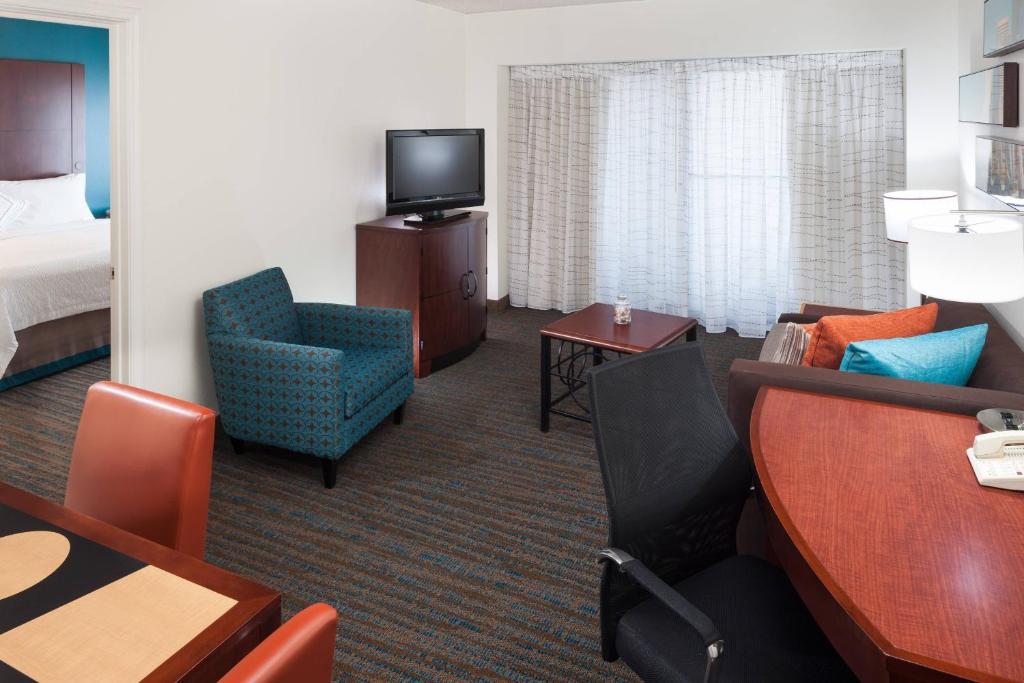 Residence Inn by Marriott Seattle Downtown/Lake Union - One-Bedroom King Suite With Sofa Bed, Balcony And Adapted Tub - Mobility And Hearing Accessible
