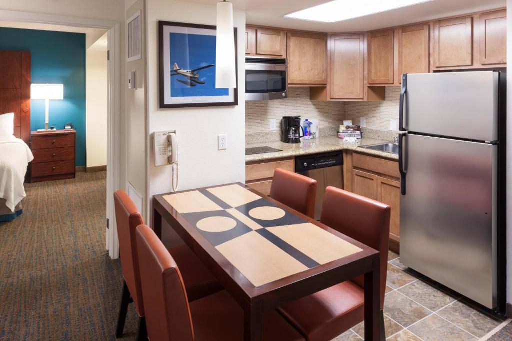 Residence Inn by Marriott Seattle Downtown/Lake Union - Two-Bedroom Suite With Balcony And Adapted Tub - Mobility And Hearing Accessible
