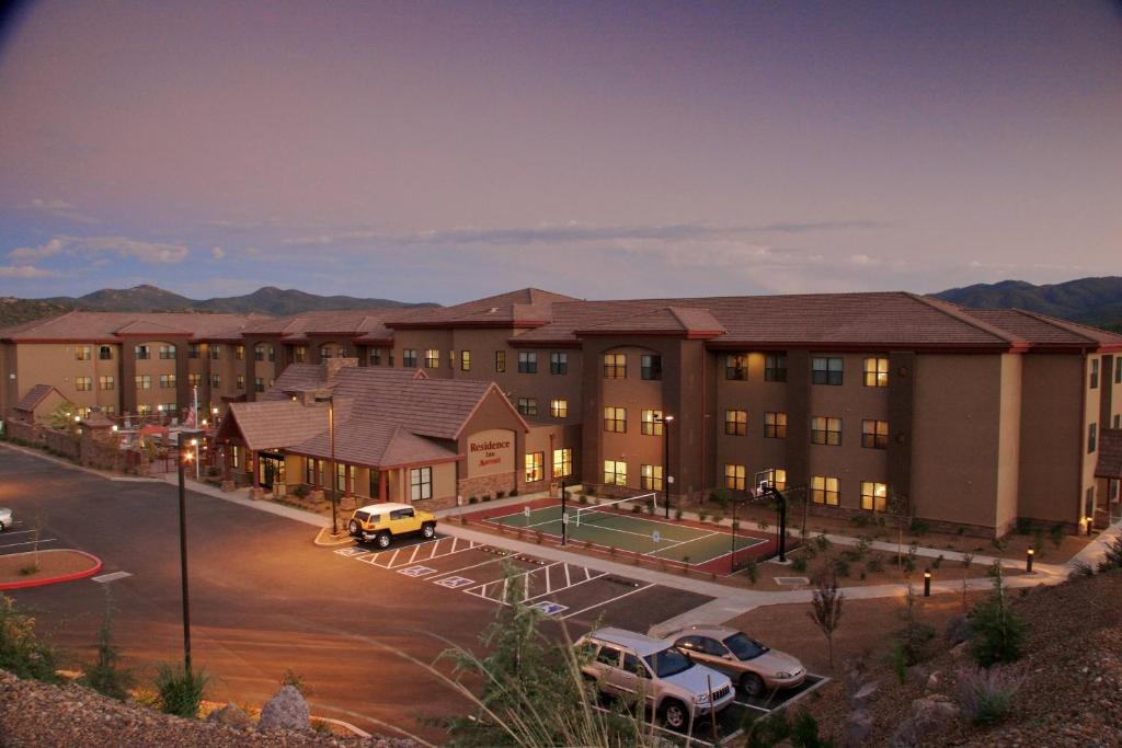 una representación de un hotel con coches estacionados en un estacionamiento en Residence Inn Prescott en Prescott