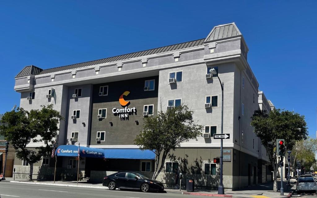 een gebouw waar een auto voor geparkeerd staat bij Comfort Inn Gaslamp Convention Center in San Diego