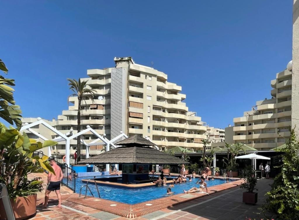 Basen w obiekcie EL ESTUDIO DE LA PLAYA BENALBEACH 317 Terraza vistas al Mar lub w pobliżu
