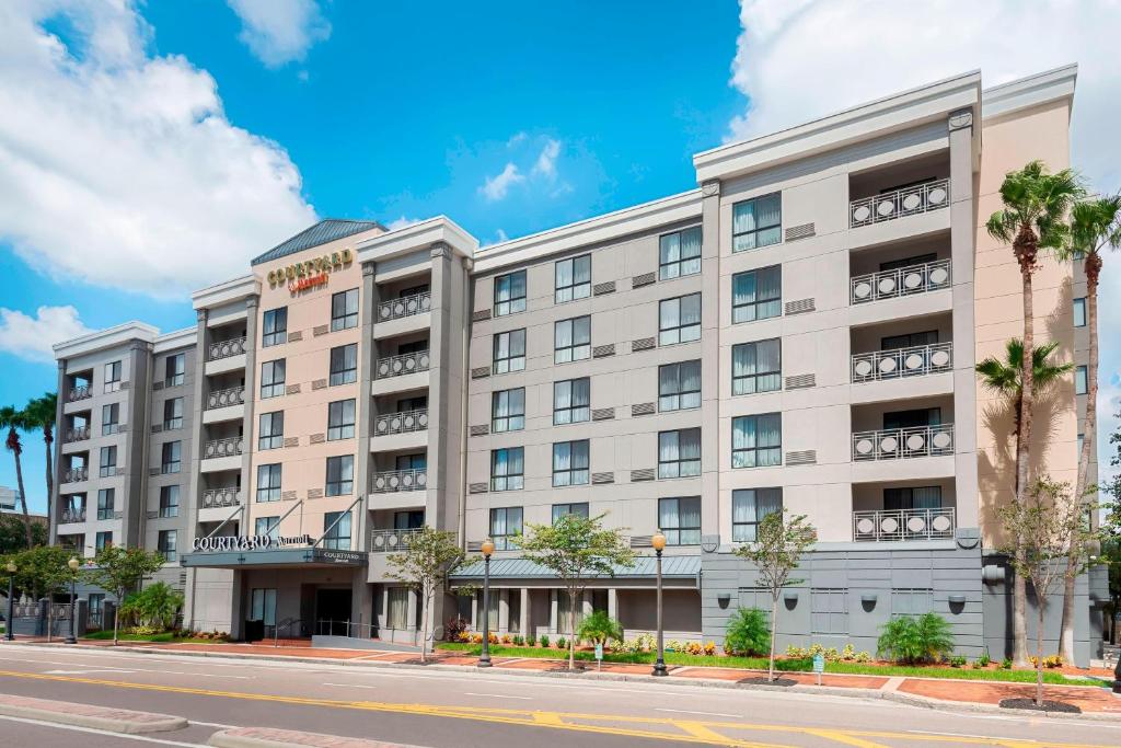 una vista exterior del hampton inn suites anaheim en Courtyard Tampa Downtown, en Tampa