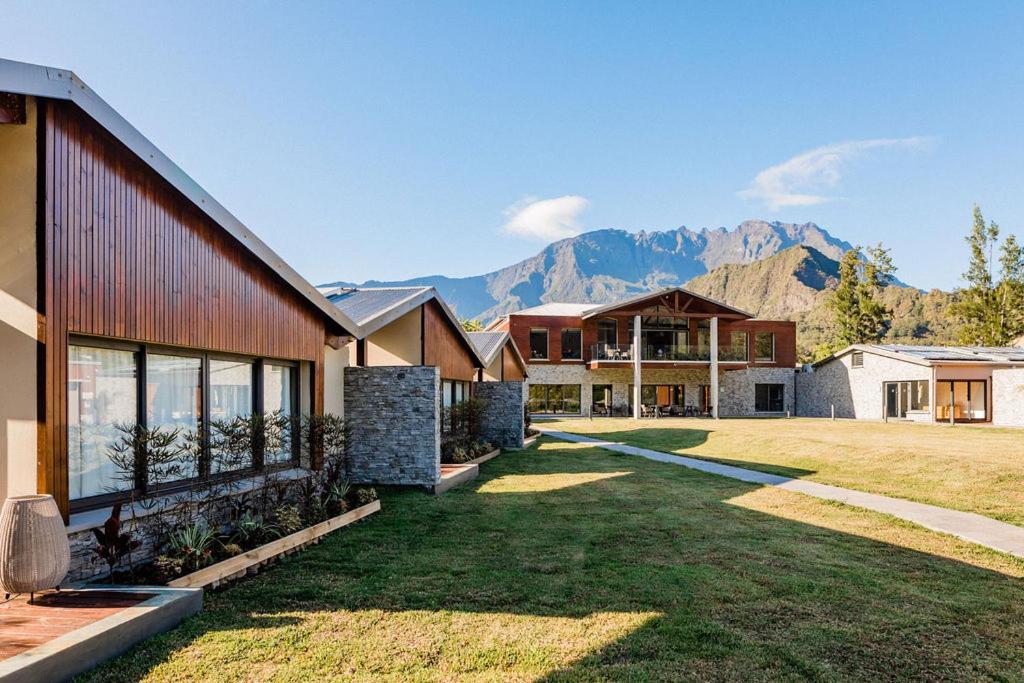 Nespecifikovaný výhled na hory nebo výhled na hory při pohledu z hotelu