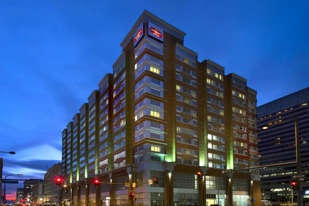 Un palazzo alto con un orologio sopra. di Residence Inn Denver City Center a Denver