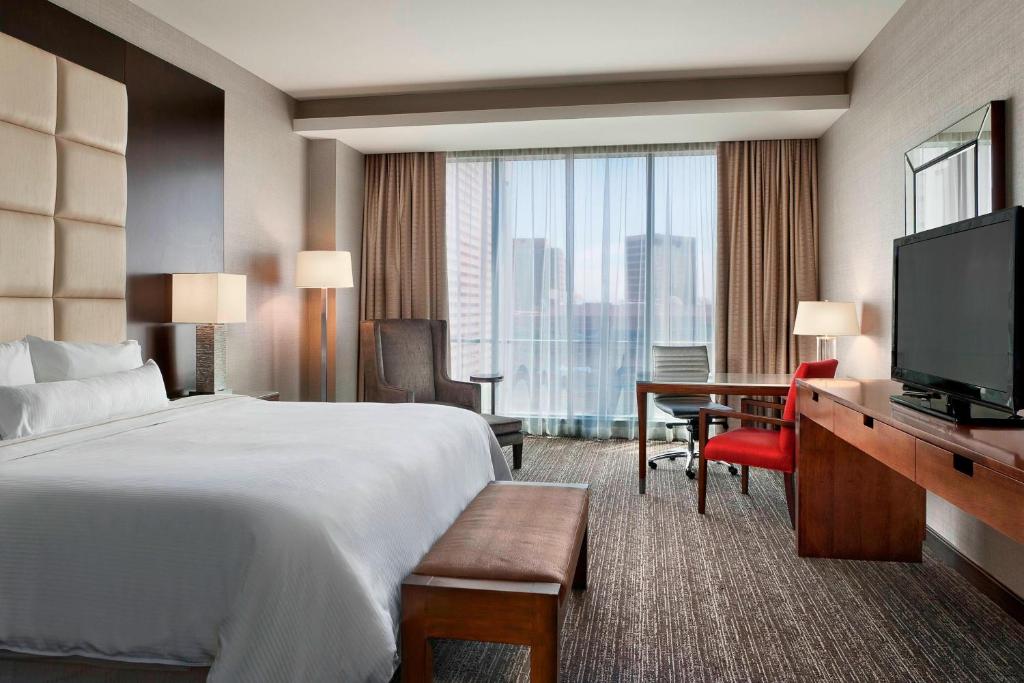 Postel nebo postele na pokoji v ubytování The Westin Phoenix Downtown