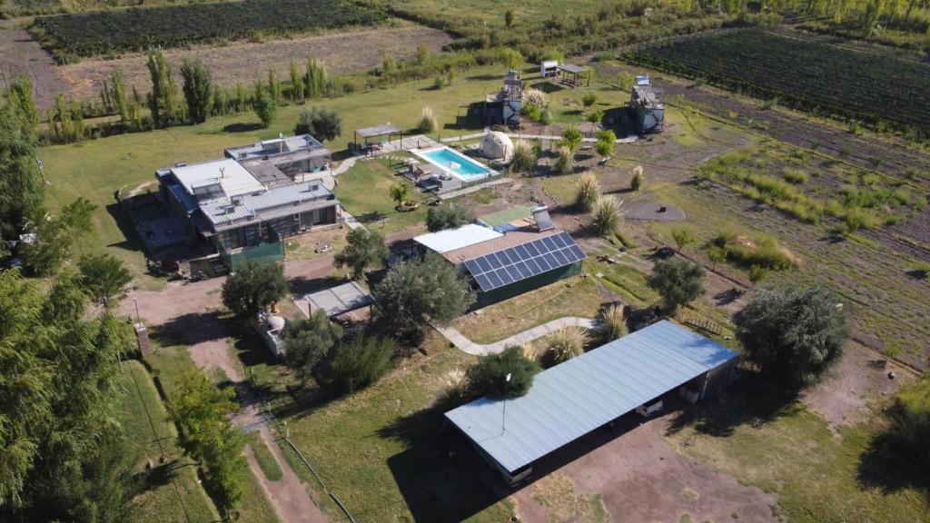 una vista aérea de una casa con una granja solar en casArtero eco posada en San Rafael