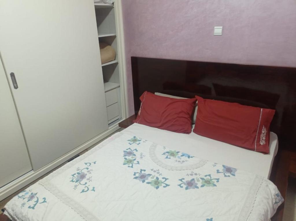 Saad apprtemnt في أغادير: غرفة نوم مع سرير مع وسادتين حمراء