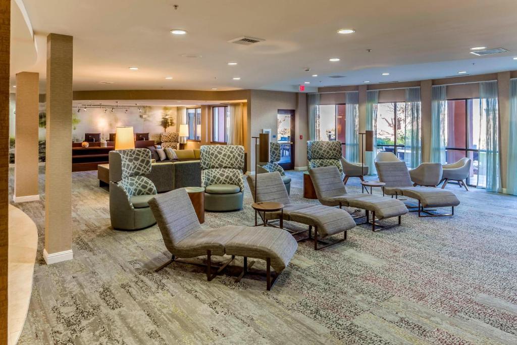 a lobby with chairs and a waiting room at Courtyard by Marriott Roseville Galleria Mall/Creekside Ridge Drive in Roseville
