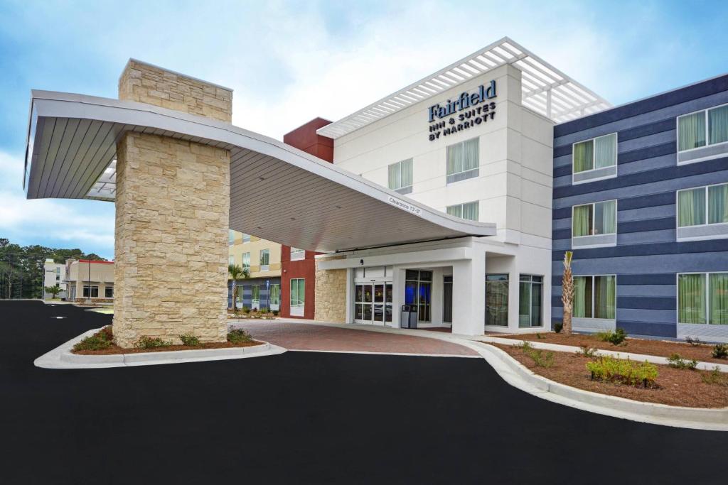 a rendering of the front of a hotel at Fairfield Inn & Suites by Marriott Savannah SW/Richmond Hill in Richmond Hill