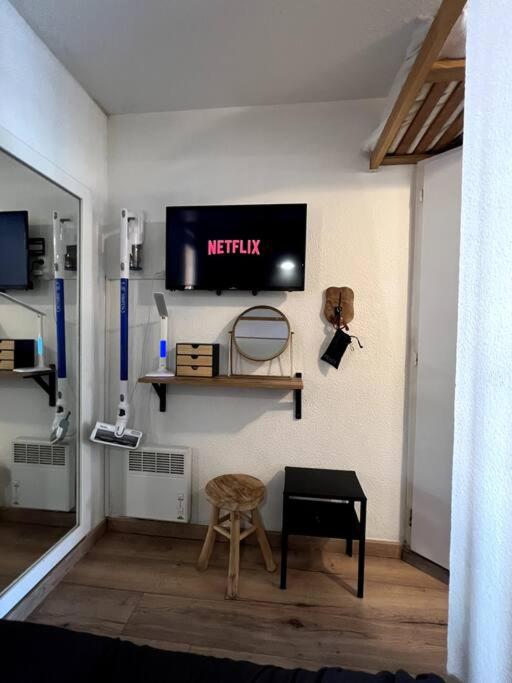 TV a/nebo společenská místnost v ubytování CAP ESTEREL Appartement