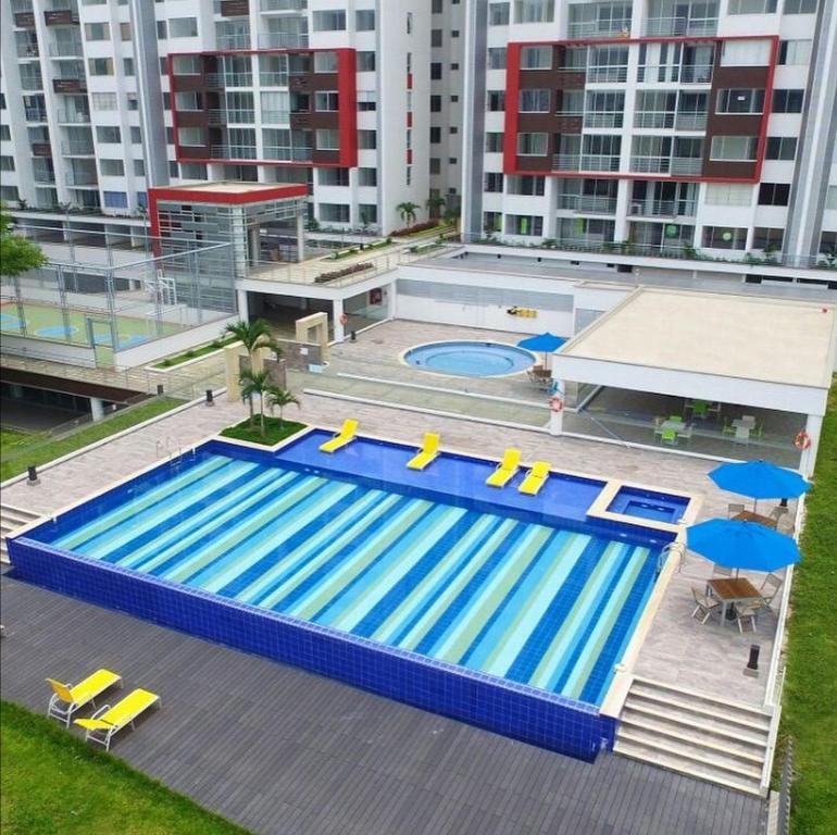 an overhead view of a swimming pool in a city at Apartamento Lux Confort in Floridablanca