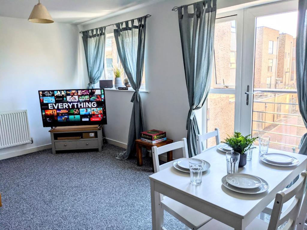Χώρος καθιστικού στο Simple 2-bedroom 1.5 bath apartment in Thornhill