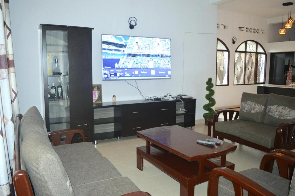 布松布拉的住宿－Bujumbura Sweet Home - Maison bien équipée avec voiture gratuite，客厅配有沙发和桌子