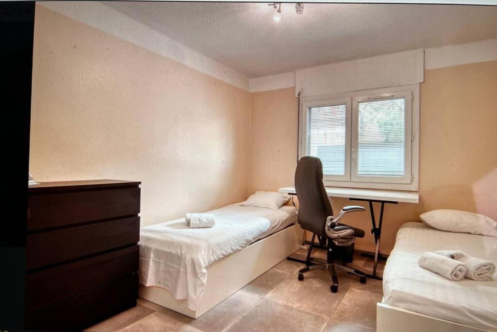 Postel nebo postele na pokoji v ubytování Les Cerisiers.