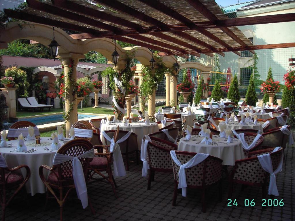 Restaurace v ubytování Hotel Bow Garden