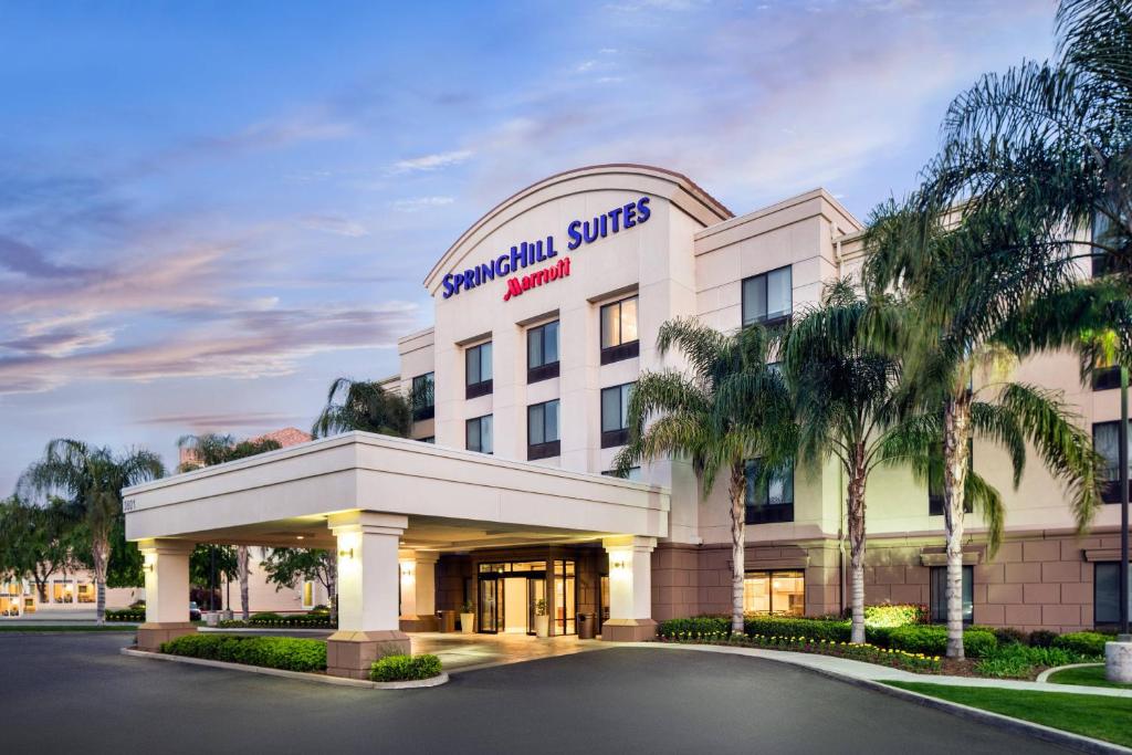 a renderización del hotel suites Savannah en SpringHill Suites Bakersfield, en Bakersfield