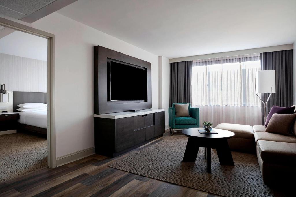 TV a/nebo společenská místnost v ubytování Washington Marriott Georgetown