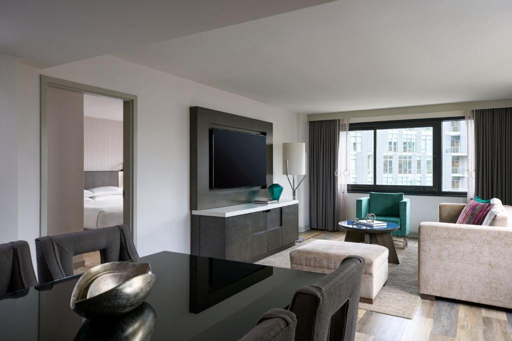 TV a/nebo společenská místnost v ubytování Washington Marriott Georgetown