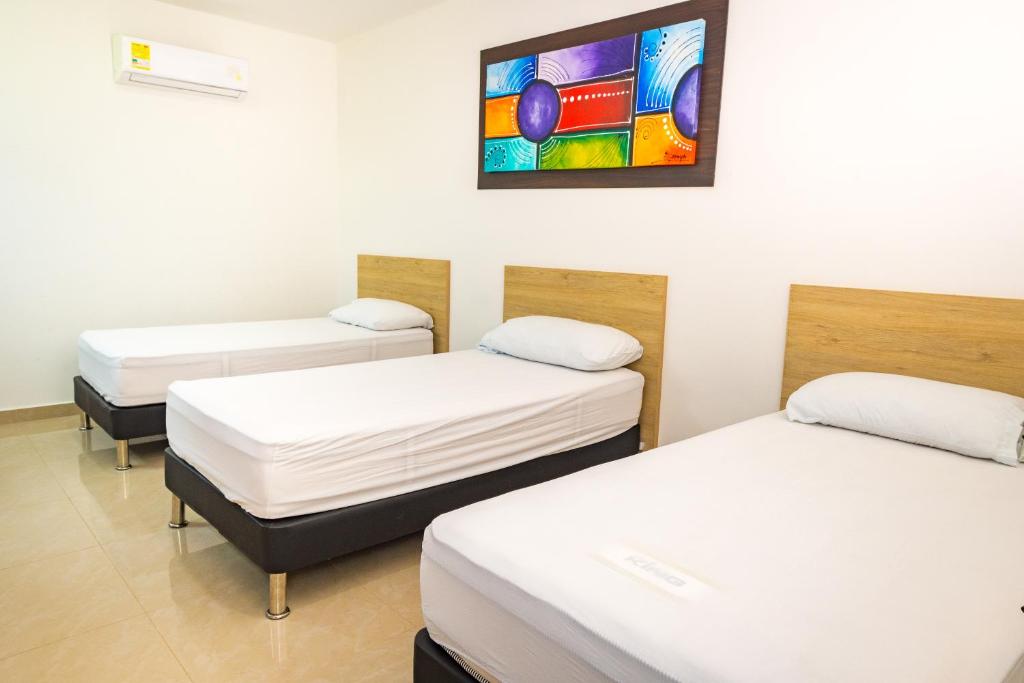 Postel nebo postele na pokoji v ubytování Genesis Hotel