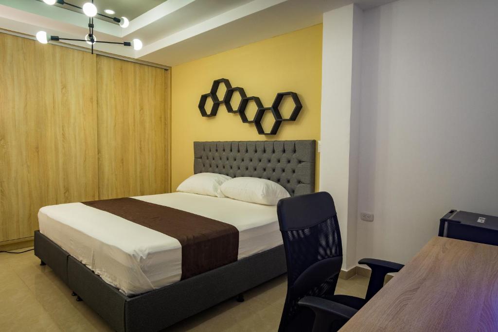 Postel nebo postele na pokoji v ubytování Genesis Hotel