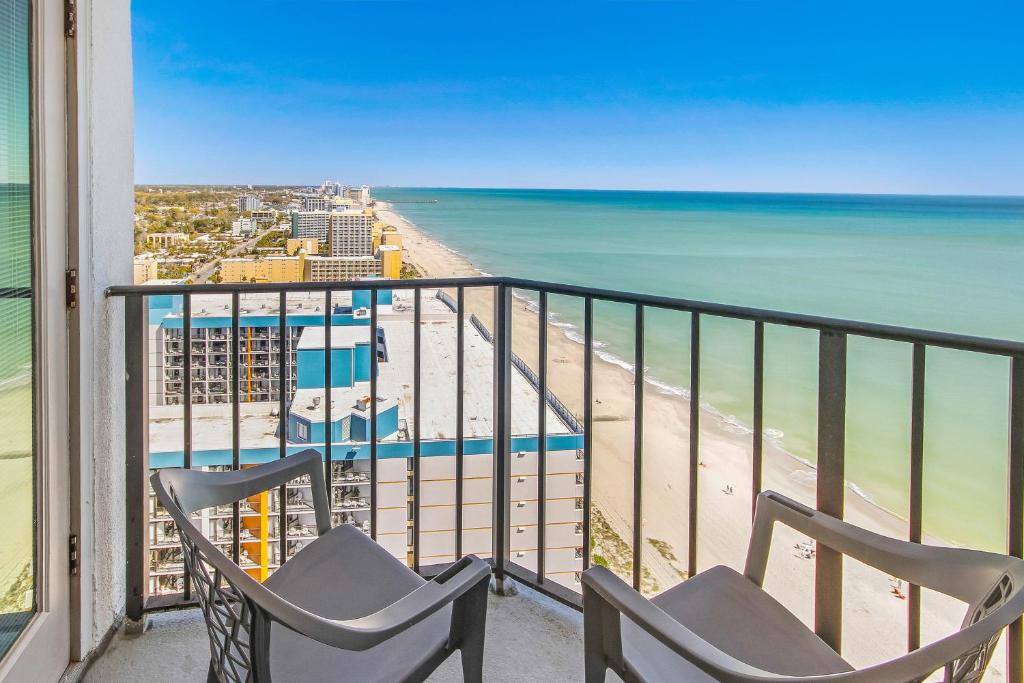 un balcón con 2 sillas y la playa en The Palace Resort Unit 2310 en Myrtle Beach