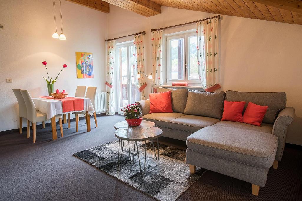 - un salon avec un canapé et une table dans l'établissement Ferienwohnung Steinrose, à Füssen